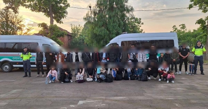 ARACI BIRAKIP KAÇTI, 35 DÜZENSİZ GÖÇMEN YAKALANDI