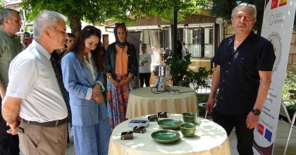 ATIK ÇİNİLER VE CAM ŞİŞELER SANATA DÖNÜŞÜYOR