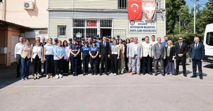 BELEDİYE PERSONELİ MEYDANDA BAYRAMLAŞTI