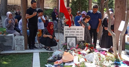 BABALAR GÜNÜ’NDE FERDİ ZEYREK’İN MEZARI ZİYARETÇİ AKININA UĞRADI