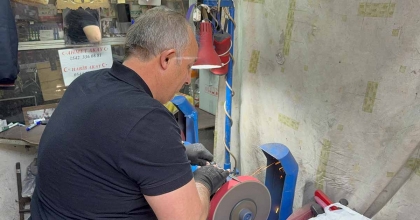 BIÇAKÇILARIN YOĞUN BAYRAM MESAİSİ DEVAM EDİYOR