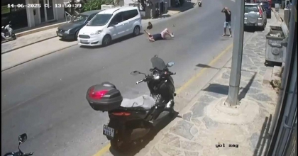 BODRUM’DA ARACIN ÇARPTIĞI YAŞLI ADAM YARALANDI: KAZA ANI KAMERADA
