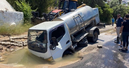 BODRUM'DA İSALE HATTI PATLADI, TANKER ÇUKURA DÜŞTÜ
