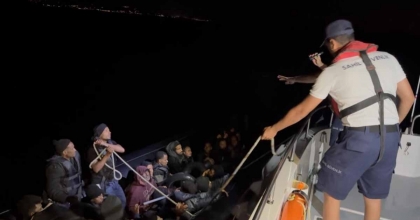 ÇEŞME AÇIKLARINDA KORKU DOLU ANLAR: 42 KAÇAK GÖÇMEN KURTARILDI
