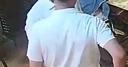 ÇEŞME’DE SANDALYELER HAVADA UÇUŞTU