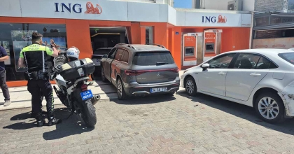 CİPİN ÇARPTIĞI OTOMOBİL BANKAYA GİRDİ