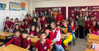 DEPREMZEDE ARKADAŞLARI İÇİN KAŞKOL ÖRDÜLER