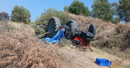DEVRİLEN TRAKTÖRÜN ALTINDA CAN VERDİ