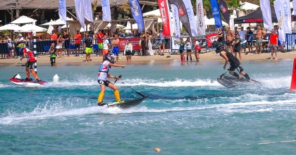 DÜNYA MOTOSURF ŞAMPİYONASI ÇEŞME’DE RENKLİ GÖRÜNTÜLERLE START ALDI