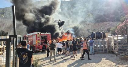 DEPOLAMA ALANINDAKİ BORULAR ALEVLERE TESLİM OLDU