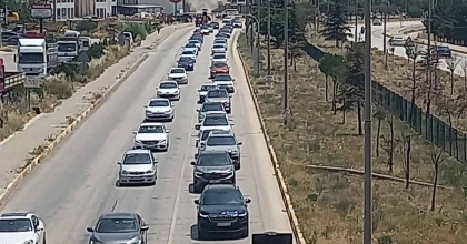 TATİLCİLER UZUN ARAÇ KUYRUKLARI OLUŞTURDU