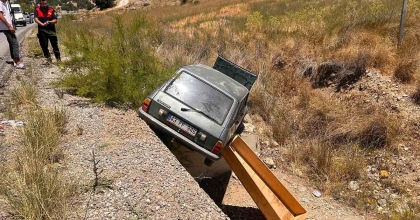 KONTROLDEN ÇIKAN ARAÇ ŞARAMPOLE DEVRİLDİ: 2 KİŞİ YARALANDI