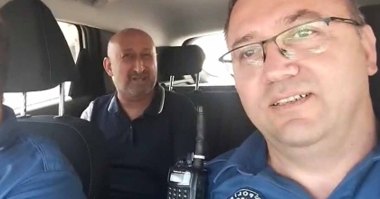 GÖRME ENGELLİ VATANDAŞIN YARDIMINA POLİS KOŞTU