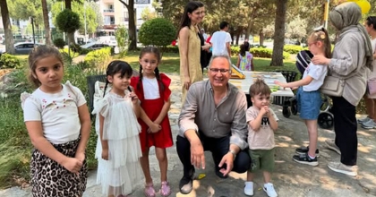 İYİLEŞTİRDİĞİ ÇOCUKLARLA BULUŞTU