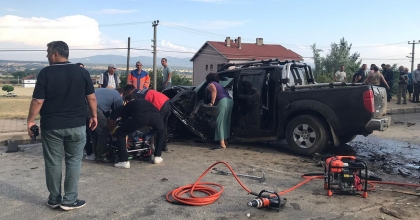 İKİ ARAÇ KAFA KAFAYA ÇARPIŞTI: 1 ÖLÜ 1 YARALI