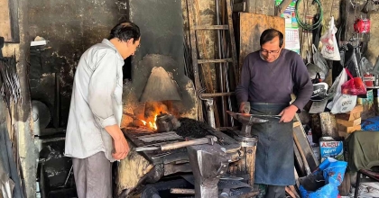 YAKLAŞIK 2 ASIRDIR İKİ KARDEŞTE ÇEKİÇ SALLIYOR