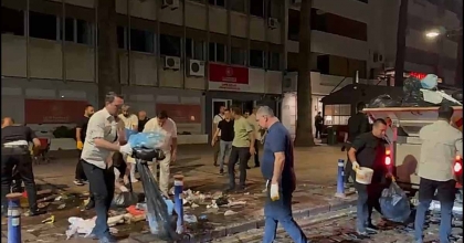 İŞ BAŞA DÜŞTÜ, BİRİKEN ÇÖPLERİ BAŞKAN CEMİL TUGAY TOPLADI
