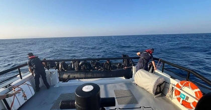 İZMİR AÇIKLARINDA SÜRÜKLENEN BOTTAKİ 41 GÖÇMEN KURTARILDI
