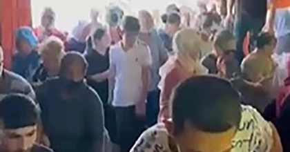 İZMİR'DE İNDİRİMLİ ÜRÜN İZDİHAMI