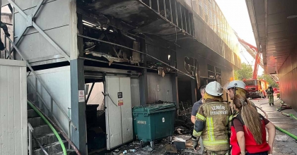 İZMİR'DE İNŞAAT DEPOSUNDAKİ YANGIN KONTROL ALTINA ALINDI