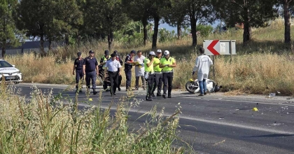 İZMİR'DE KAMYONET İKİ MOTOSİKLETLİYE ÇARPTI: 1 ÖLÜ