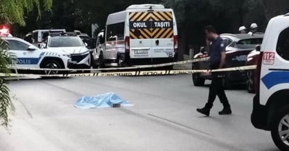 YOLA YATAN KADININ ÜZERİNDEN 2 ARABA GEÇTİ