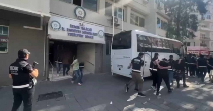 İZMİR'DE SİLAHLI SUÇ ÖRGÜTÜNE ŞAFAK OPERASYONU: 17 TUTUKLAMA