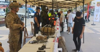 JANDARMANIN EKİPMANI VATANDAŞIN İLGİSİNİ ÇEKTİ