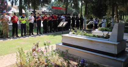 JANDARMA, ŞEHİTLERİ KABRİ BAŞINDA ANDI