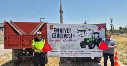 JANDARMA TRAKTÖR SÜRÜCÜLERİNE EĞİTİM VERİP, REFLEKTÖR DAĞITTI
