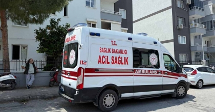 KUŞADASI'NDA BİR KADIN APARTMANIN GİRİŞİNDE ÖLÜ OLARAK BULUNDU