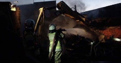 KÜTAHYA'DA TAHTA PALET ÜRETİMİ YAPAN ATÖLYEDE YANGIN