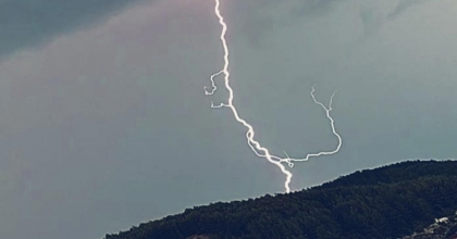 MENTEŞE'DE DAĞA DÜŞEN ŞİMŞEK BÖYLE GÖRÜNTÜLENDİ