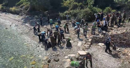 MİLLİ PARK'TA ZİYARETE KAPALI KOYLAR TEMİZLENDİ