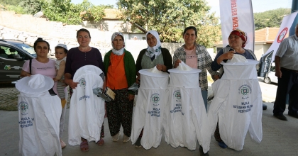 MUĞLA BÜYÜKŞEHİR'DEN ARICILARA MASKE DESTEĞİ