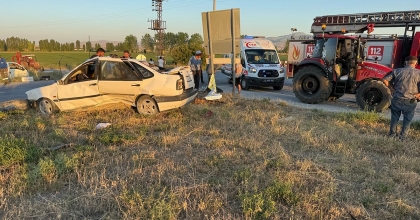 OTOMOBİL İLE TRAKTÖRÜN ÇARPIŞTIĞI KAZADA 4 KİŞİ YARALANDI