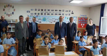 ÖĞRENCİLERİN KARNELERİNİ VALİ CANBOLAT VERDİ