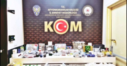 POLİS BİNLERCE KAÇAK CEP TELEFONU AKSESUARI ELE GEÇİRDİ