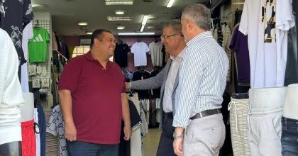 SEÇİM VARMIŞ GİBİ SOKAK SOKAK GEZİYOR