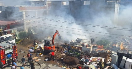 SELÇUK'TAKİ HURDA DEPOSUNDA ÇIKAN YANGIN KONTROL ALTINA ALINDI