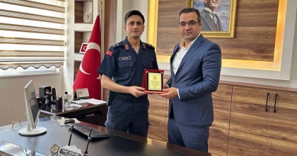 SARIGÖL İLÇE JANDARMA KOMUTANI’NA PLAKETLE VEDA