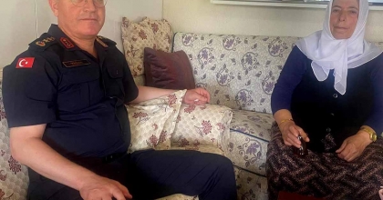 ŞEHİT ANNESİ EVLADININ SİLAH ARKADAŞLARINI KONUK ETTİ