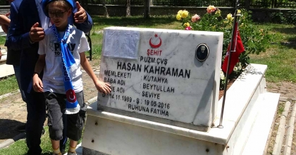 ŞEHİT BABASINA DUYGU YÜKLÜ KARNE HEDİYESİ