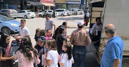 ŞUHUT’TA TAKDİR BELGESİ ALAN ÖĞRENCİLERE AYAKKABI SÜRPRİZİ
