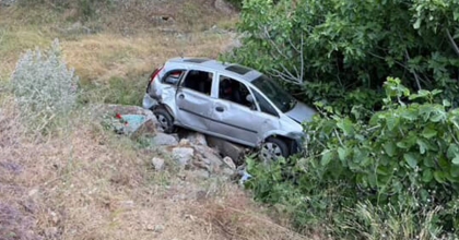 UŞAK'TA OTOMOBİL ŞARAMPOLE DÜŞTÜ: 4 YARALI