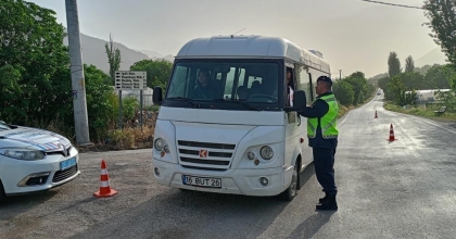 UŞAK'TA POLİS VE JANDARMADAN OKUL ÇEVRELERİ VE SERVİSLERE SIKI DENETİM