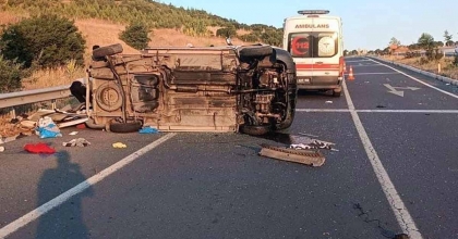 UŞAK'TA HAFİF TİCARİ ARAÇ DEVRİLDİ: 1 ÖLÜ, 4 YARALI