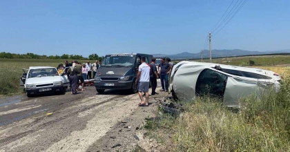 UŞAK'TA İKİ ARAÇ ÇARPIŞTI: 5 KİŞİ YARALANDI
