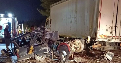 UŞAK’TA OTOMOBİL PARK HALİNDEKİ KAMYONA ÇARPTI:1 ÖLÜ