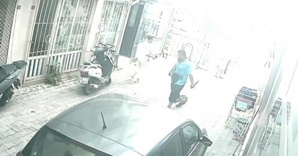 VAHŞİ CİNAYETİN ZANLISI ELİNDE BIÇAKLA BÖYLE GÖRÜNTÜLENDİ